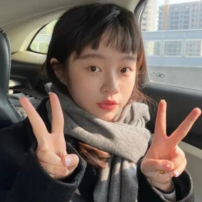 穿一只红鞋的男人
